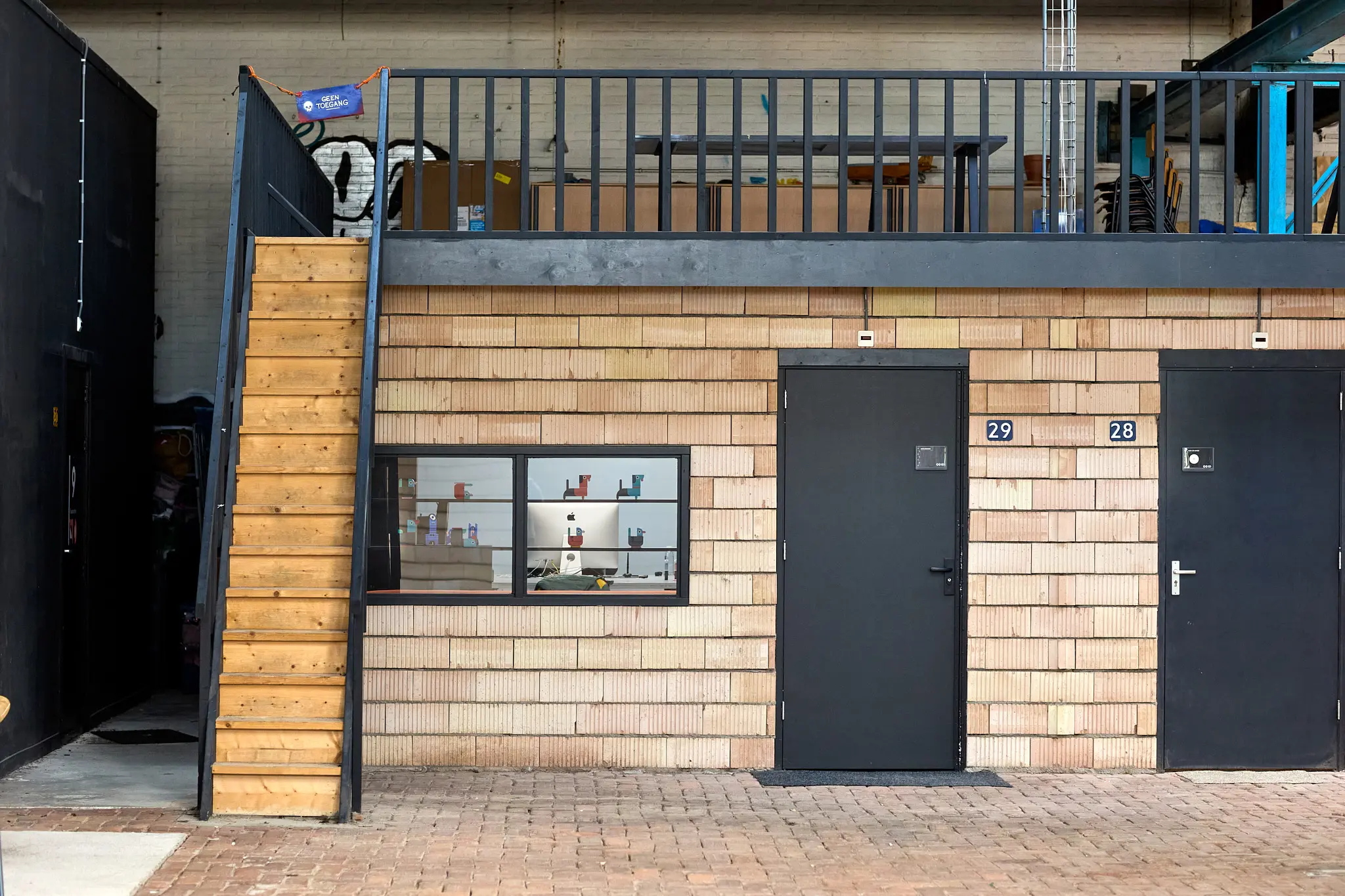 ruimte-huren-atelier-co-zwolle gang in industriële loods met kantoren en ateliers met houten afwerking